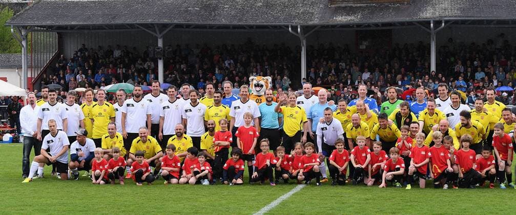 Fussball Promi-Benefizfußballspiel fuer das Tuebinger Ronald McDonald Hauses McDonald s Kinderhilfe Allstars - SV 03 Tuebingen Allstars 06.05.2017 Gruppenbild der beiden Teams