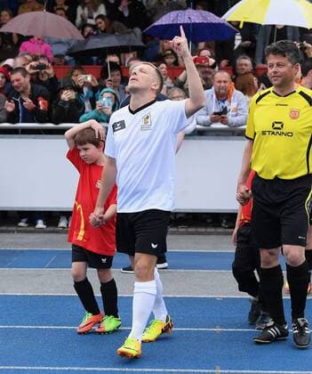 Fussball Promi-Benefizfußballspiel fuer das Tuebinger Ronald McDonald Hauses McDonald s Kinderhilfe Allstars - SV 03 Tuebingen Allstars 06.05.2017 Oliver Pocher (Mitte, McDonald s Kinderhilfe Allstars) macht auf Cool beim Einlauf der Teams