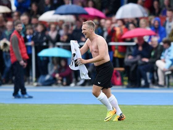 Fussball Promi-Benefizfußballspiel fuer das Tuebinger Ronald McDonald Hauses McDonald s Kinderhilfe Allstars - SV 03 Tuebingen Allstars 06.05.2017 JUBEL Oliver Pocher (McDonald s Kinderhilfe Allstars) mit nacktem Oberkoerper