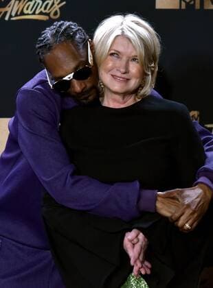 Snoop Dogg and Martha Stewart appear backstage during the MTV Movie & TV Awards at the Shrine Auditorium in Los Angeles on May 7, 2017. It will be the 26th edition of the awards, and will for the first time present honors for work in television as well as cinema.  LAP20170507595 CHRISTINExCHEW