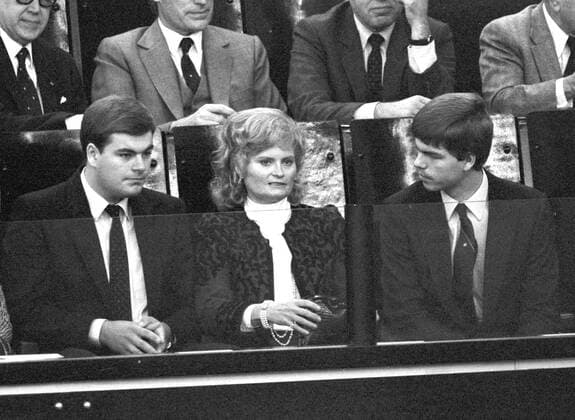 Hannelore Kohl, Ehefrau von Bundeskanzler Helmut Kohl, CDU, mit ihren Soehnen Walter (links) und Peter (rechts) auf der Zuschauertribuehne des Deutschen Bundestages beim Mißtrauensvotum in Bonn am 01.10.1982. Bonn Deutschland Copyright: xphotothekx