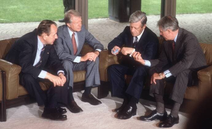 V.l. Bundeskanzler Helmut SCHMIDT (2.v.l), SPD, und Aussenminister Hans-Dietrich GENSCHER (l) sprechen mit US-Praesident CARTER (2.v.l) und dessen Aussenminister Cyrus VANCE im Rahmen des Weltwirtschaftsgipfel im Juli 1978 in Bonn, KEIN MODEL RELEASE vorhanden , NO MODEL RELEASE Bonn Deutschland Copyright: xThomasxImox
