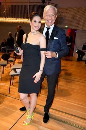 Prof. Jo Groebel mit Begleitung bei der 12. VICTRESS Gala anlaesslich der Verleihung des Victress Award, mit Natalia Woerner, Victress of The Year Award 2017 in Berlin am 08.05.2017