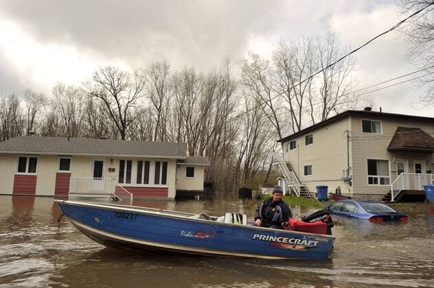Quebec , GATINEAU , Mai 07,2017 Plusieurs rues inondees par la crue du fleuve Gatineau apres plusieurs jours de pluie. NEWS : Inondations au Quebec - Gatineau - 07 05 2017 MohamedKadri Panoramic 