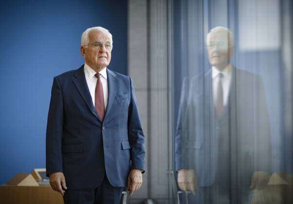 Peter Hartz, Vorsitzender der Regierungskommission fuer Moderne Dienstleistungen am Arbeitsmarkt 2002, posiert fuer ein Foto. Berlin, 09.05.2017. Berlin Deutschland Copyright: xThomasxTrutschel photothek.netx