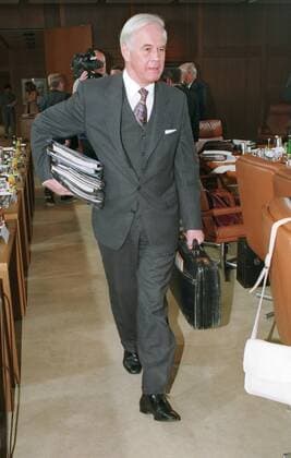 Manfred Kanther, CDU, Bundesinnenminister auf dem Weg zu einer Kabinettsitzung. Akten, Aktentasche, Bonn, den 28.05.1998, Bonn Deutschland Copyright: xThomasxImox