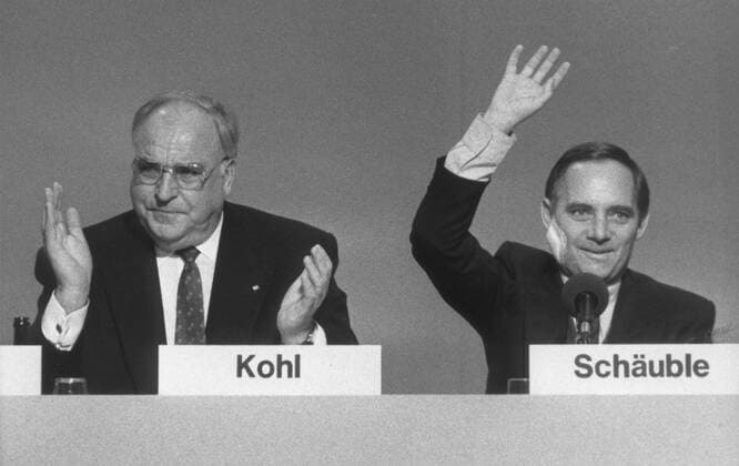 Wolfgang Schaeuble, CDU, wurde bei seinem ersten oeffentlichen Auftritt nach dem Attentat, bei der CDU-Abschlusskundgebung in Offenburg umjubelt. Links Bundeskanzler Helmut Kohl. Offenburg, den 30.11.1991 , Offenburg Deutschland Copyright: xThomasxImox
