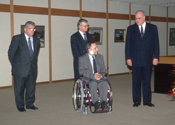 Bundesinnenminister Wolfgang Schaeuble, CDU, mit Bundeskanzler Helmut Kohl , CDU, und Bundeskanzleramtsminister Rudolf Seiters, CDU, und Kanzlerberater Eduard Ackermann. Stellen sich erstmals nach dem Attentat auf Schaeuble der Presse. Bonn, den 01.11.1991, Bonn Deutschland Copyright: xThomasxImox