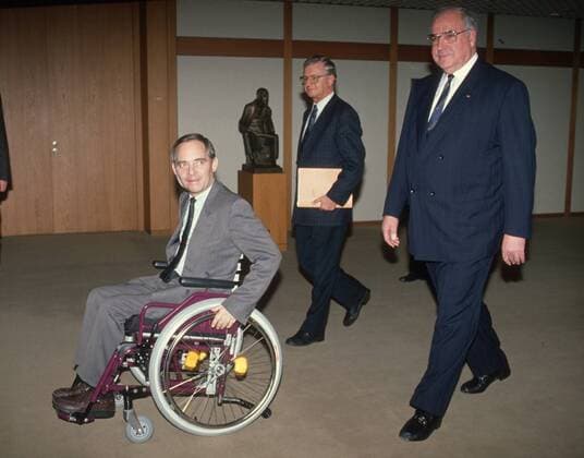 Bundesinnenminister Wolfgang Schaeuble, CDU, mit Bundeskanzler Helmut Kohl , CDU, und Bundeskanzleramtsminister Rudolf Seiters, CDU,. Stellen sich erstmals nach dem Attentat auf Schaeuble der Presse. Bonn, den 01.11.1991 , Bonn Deutschland Copyright: xThomasxImox