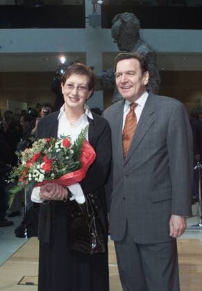 Heide Simonis, SPD, Ministerpraesidentin in Schleswig-Holstein, mit einem Blumenstrauss und Bundeskanzler Gerhard Schroeder . Berlin, den 28.02.2000, Berlin Deutschland Copyright: xUtaxRademacherx