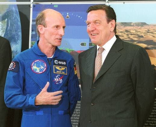 Bundeskanzler Gerhard Schroeder (r, SPD) und Gerhard Thiele (Deutschland), Mitglied der Crew der Shuttle-Radar-Topography-Mission (SRTM, Endeavour-Mission ) im Bundeskanzleramt, Berlin, 02.05.2000, Berlin Deutschland Copyright: xThomasxKoehlerx