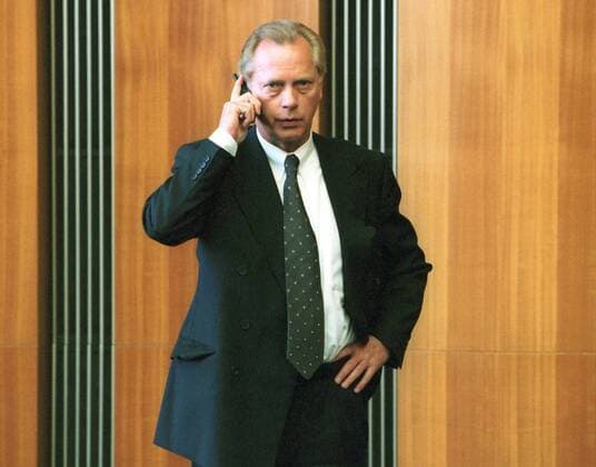Regierungssprecher Uwe-Karsten Heye telefoniert vor Beginn einer Kabinettssitzung mit seinem Handy, Berlin, 31.05.2000, Berlin Deutschland Copyright: xThomasxKoehlerx