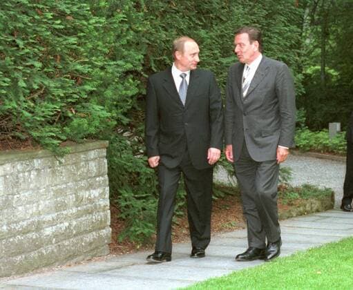 Bundeskanzler Gerhard Schroeder , SPD, und Vladimir Putin, Praesident von Russland, auf dem Weg zu einem privaten Abendessen in Schroeders Privathaus. Berlin, den 15.06.2000, Berlin Deutschland Copyright: xThomasxImox