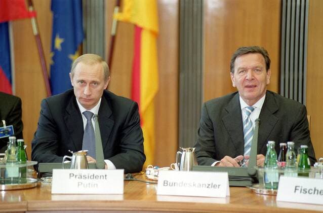 Der Praesident der Russischen Foederation Vladimir Putin und Bundeskanzler Gerhard Schroeder vor der Plenarsitzung bei den deutsch - russische Konsultationen. Berlin, den 16.06.2000, Berlin Deutschland Copyright: xpoolx