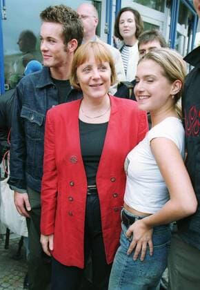 Angela Merkel (M), CDU-Vorsitzende, mit den Schauspielern Chris und Marie aus der Fernsehserie Gute Zeiten, schlechte Zeiten (RTL) im Filmpark Babelsberg, Potsdam, 18.07.2000, Berlin Deutschland Copyright: xThomasxKoehlerx