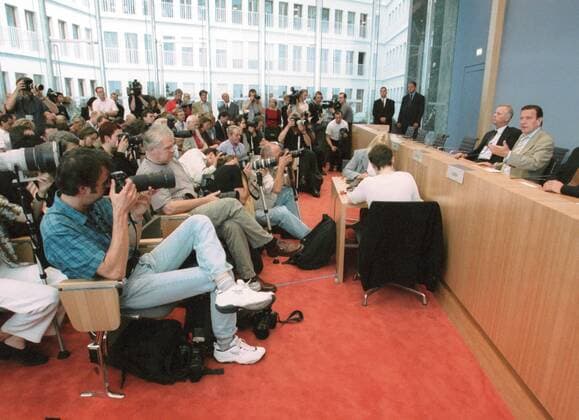 Bundeskanzler Gerhard Schroeder, (r, SPD) und Uwe-Karsten Heye, Regierungssprecher, Berlin, 25.07.2000, Berlin Deutschland Copyright: xThomasxKoehlerx