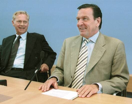 Bundeskanzler Gerhard Schroeder, (r, SPD) und Uwe-Karsten Heye, Regierungssprecher, Berlin, 25.07.2000, Berlin Deutschland Copyright: xThomasxKoehlerx