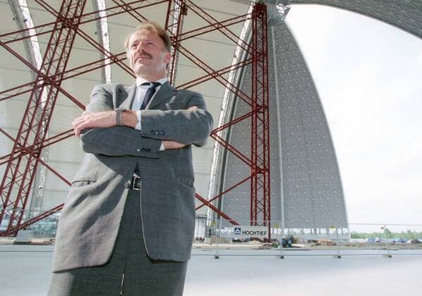 Bundesumweltminister Juergen Trittin (Gruene) beim Besuch der CargoLifter AG, hier in der neuen, 107 m hohen Halle, Krausnick, 03.08.2000, Krausnick Brandenburg Deutschland Copyright: xThomasxKoehlerx