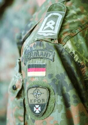 Abzeichen eines deutschen KFOR-Soldaten, Erding, 17.08.2000, Erding Bayern Deutschland Copyright: xThomasxKoehlerx