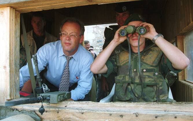 Bundesverteidigungsminister Rudolf Scharping, SPD, in einem Beobachtungsstand im Prizren Kosovo . Rechts ein deutscher KFOR Soldat. Prizren, den 21.08.2000, Prizren Kosovo Copyright: xThomasxImox