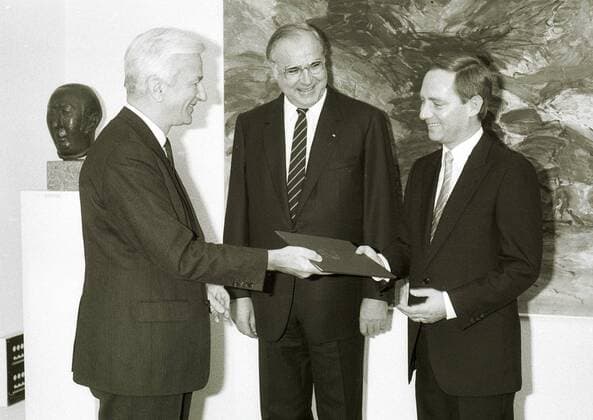 Bundespraesident Richard von Weizsaecker, CDU, uebereicht Wolfgang Schaeuble, CDU, die Ernennungsurkunde zum Bundesminister. In der Mitte Bundeskanzler Helmut Kohl, CDU. Bonn, den 15.11.1984, Bonn Deutschland Copyright: xThomasxImox