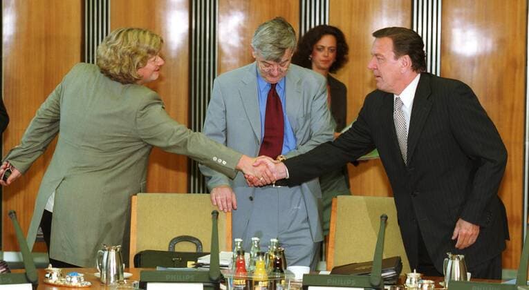 Bundeskanzler Gerhard Schroeder, SPD, begruesst am Rande einer Kabinettsitzung Bundesgesundheitsministerin Andrea Fischer , Gruene, dazwischen Bundesaussenminister Joschka Fischer, Gruene. Berlin, den 14.06.2000, Berlin Deutschland Copyright: xThomasxImox
