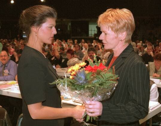 Sahra Wagenknecht, PDS, gratuliert Gabi Zimmer zu ihrer Wahl zur PDS - Parteivorsitzenden, Cottbus, den 14.10.2000, Cottbus Deutschland Copyright: xNicolexMaskusx