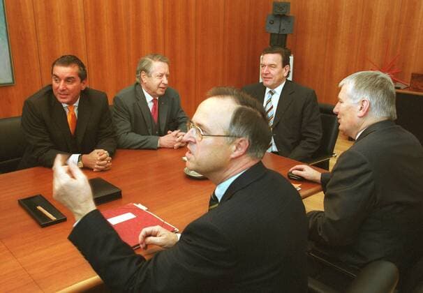 v.l. Michel Friedman, Vizepraesident Zentralrat der Juden in Deutschland, Paul Spiegel, Praesident Zentralrat der Juden in Deutschland, Bundeskanzler Gerhard Schroeder (SPD), Bundesinnenminister Otto Schily (SPD) und Bundesfinanzminister Hans Eichel (SPD, vorne) im Kanzleramt, Berlin den 05.12.2000, Berlin Deutschland Copyright: xThomasxKoehlerx