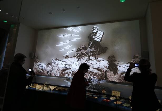 (170509) -- BRUSSELS, May 9, 2017 -- Visitors view the exhibits at the House of European History in Brussels, capital of Belgium, May 9, 2017. As a subsidiary body of the European Parliament, the newly-opened House of European History will guide visitors through an outline of European history. ) (zf) BELGIUM-BRUSSELS-HOUSE OF EUROPEAN HISTORY YexPingfan 