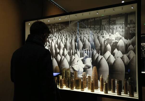 (170509) -- BRUSSELS, May 9, 2017 -- A visitor views the exhibits at the House of European History in Brussels, capital of Belgium, May 9, 2017. As a subsidiary body of the European Parliament, the newly-opened House of European History will guide visitors through an outline of European history. ) (zf) BELGIUM-BRUSSELS-HOUSE OF EUROPEAN HISTORY YexPingfan 