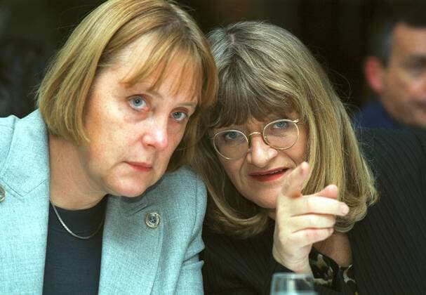 Dr. Angela Merkel , CDU - Parteivorsitzende , mit der Publizistin Alice Schwarzer , (re) , Berlin, den 28.11.2000, Berlin Deutschland Copyright: xNicolexMaskusx