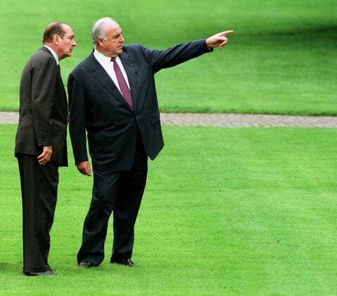 Helmut Kohl, Bundeskanzler (CDU), empfaengt Jacques Chirac, Praesident von Frankreich in einer Parkanlage in Bonn, 11.05.1996. , HORIZONTAL FORMAT QUERFORMAT, PEOPLE LEUTE, FULL LENGTH GANZE FIGUR, POLITICS, POLITICS, CDU , CHRISTIAN DEMOCRATIC UNION CHRISTLICH-DEMOKRATISCHE UNION, GOVERNMENT REGIERUNG, Bonn BRD Copyright: xThomasxImox