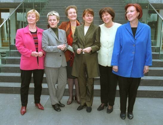 Gruppenbild mit allen Ministerinnen des Kabinetts: (v. r.) Heidemarie Wieczorek-Zeul, SPD (Entwicklungshilfe), Ulla Schmidt, SPD (Gesundheit), Edelgard Bulmahn, SPD (Bildung), Herta Daeubler-Gmelin, SPD (Justiz), Renate Kuenast, Gruene (Verbraucherschutz), und Christine Bergmann, SPD (Familie), Berlin, 07.03.2001, Berlin Deutschland Copyright: xThomasxKoehlerx