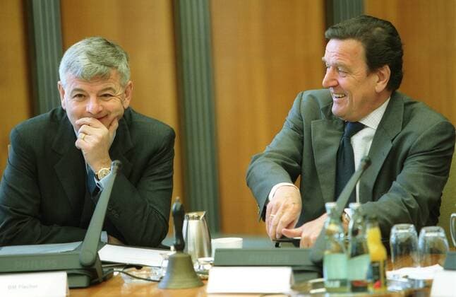 Bundeskanzler Gerhard Schroeder (SPD) und Bundesaussenminister Joschka Fischer , Gruene. Berlin den 25.04.2001, Berlin Deutschland Copyright: xNicolexMaskusx