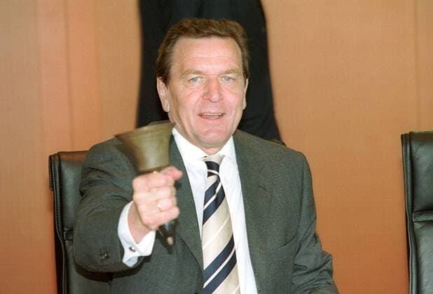 Bundeskanzler Gerhard Schroeder (SPD) laeutet eine Glocke zur Eroeffnung der ersten Kabinettssitzung im neuen Bundeskanzleramt. Berlin den 29.05.2001, Berlin Deutschland Copyright: xNicolexMaskusx