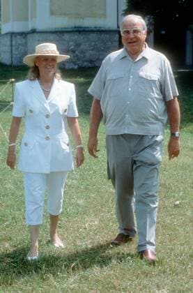 Bundeskanzler Helmut Kohl , CDU , mit seiner Frau Hannelore an ihrem Urlaubsort St. Gilgen in Oesterreich , 1988 , St. Gilgen Oesterreich Copyright: xThomasxImox