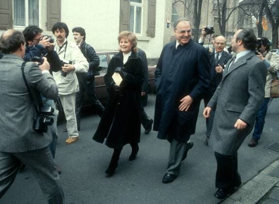 Helmut Kohl , CDU , mit seiner Frau Hannelore auf dem Weg zum Wahllokal ( Wahl 1983 ) , Oggersheim Oesterreich Copyright: xThomasxImox