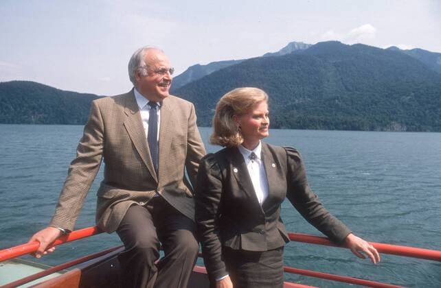 Bundeskanzler Helmut Kohl , CDU , mit seiner Frau Hannelore an ihrem Urlaubsort St. Gilgen in Oesterreich , 1988 , St. Gilgen Oesterreich Copyright: xThomasxImox