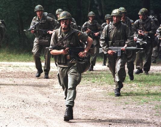 Bundeswehrsoldaten bei der Grundausbildung beim Exerzieren im Freien: hier die 5. Kompanie Pionierbataillon 320 der Deines-Bruchmueller-Kaserne beim Marschieren in Kampfausruestung. Lahnstein den 29.07.1978, Lahnstein Deutschland Copyright: xUtexGrabowskyx