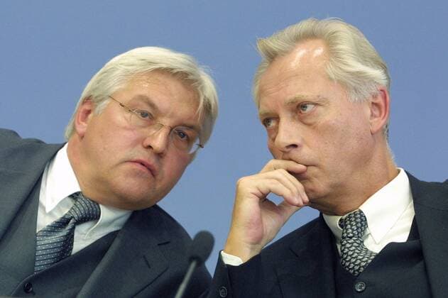 Frank-Walter Steinmeier (l), SPD, Chef des Bundeskanzleramtes und Beauftragter fuer die Nachrichtendienste, und Regierungssprecher Uwe-Karsten Heye. Berlin, 12.09.2001, Berlin Deutschland Copyright: xThomasxKoehlerx