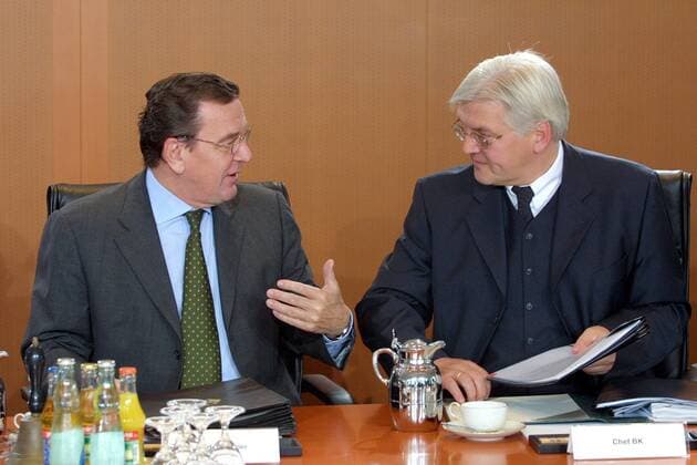 Bundeskanzler Gerhard Schroeder (l), SPD, und Frank-Walter Steinmeier, SPD, Chef des Bundeskanzleramtes. Kabinett. Berlin, 16.10.2001, Berlin Deutschland Copyright: xThomasxKoehlerx