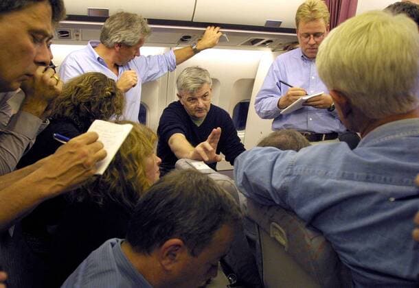Bundesaussenminister Joschka Fischer, Gruene, im Gespraech mit Journalisten im Airbus Theodor Heuss der Flugbereitschaft der Bundeswehr. 18.10.2001, Berlin Deutschland Copyright: xThomasxKoehlerx