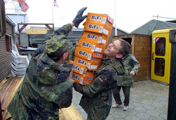 Deutsche Soldaten beim ausladen von Lebensmitteln ( hier BIFI ) im Hauptquatier der KFOR ( HQ KFOR ) im Kosovo. Ernaehrung, Essen. 25.10.2001, xxx Kosovo Copyright: xThomasxKoehlerx