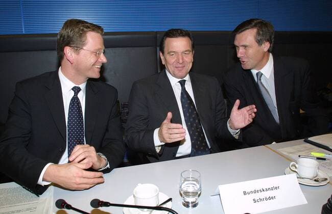 Bundeskanzler Gerhard Schroeder (M), SPD, Wolfgang Gerhardt (r), FDP Fraktionsvorsitzender, und Guido Westerwelle, FDP Vorsitzender, vor Beginn einer FDP-Fraktionssitzung. Berlin, 13.11.2001, Berlin Deutschland Copyright: xThomasxKoehlerx