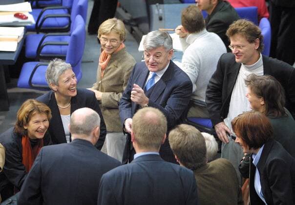 Bundestag - Bundesaussenminister Joschka Fischer (M), Gruene, unterhaelt sich gut gelaunt mit den CDU Abgeordneten Hans-Peter Repnik (l. vorne) und Ruprecht Polenz (M. vorne) vor Beginn der Sitzung, in der unter anderem ueber die Vertrauensfrage des Bundeskanzlers abgestimmt wird. Rechts Albert Schmidt, Marieluise Beck (2.v.l.) und Kristin Heyne (3.v.l.), alle Gruene. Berlin, 16.11.2001 , Berlin Deutschland Copyright: xThomasxKoehlerx