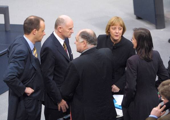Friedrich Merz (v. l.), CDU, CDU CSU Fraktionsvorsitzender, Hans-Peter Repnik, CDU, Parlamentarischer Geschaeftsfuehrer CDU CSU Fraktion, Rezzo Schlauch, Fraktionssprecher Gruene, Angela Merkel, CDU Vorsitzende, und Kerstin, Mueller, Fraktionssprecherin Gruene. Bundestag. Berlin, 16.11.2001, Berlin Deutschland Copyright: xThomasxKoehlerx