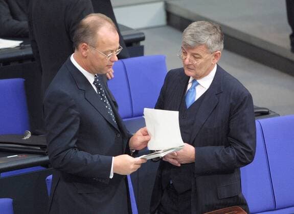 Bundesaussenminister Joschka Fischer (r), Gruene, und Bundesverteidigungsminister Rudolph Scharping. Bundestag. Berlin, 16.11.2001, Berlin Deutschland Copyright: xThomasxKoehlerx