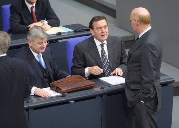 Bundeskanzler Gerhard Schroeder (M), SPD, und Bundesaussenminister Joschka Fischer (l), Gruene, und Peter Struck, SPD Fraktionsvorsitzender. Bundestag. Berlin, 16.11.2001, Berlin Deutschland Copyright: xThomasxKoehlerx