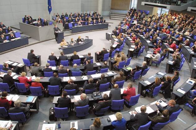 Uebersicht Plenum Bundestag waehrend einer Rede von Bundeskanzler Gerhard Schroeder, SPD. Berlin, 16.11.2001, Berlin Deutschland Copyright: xThomasxKoehlerx
