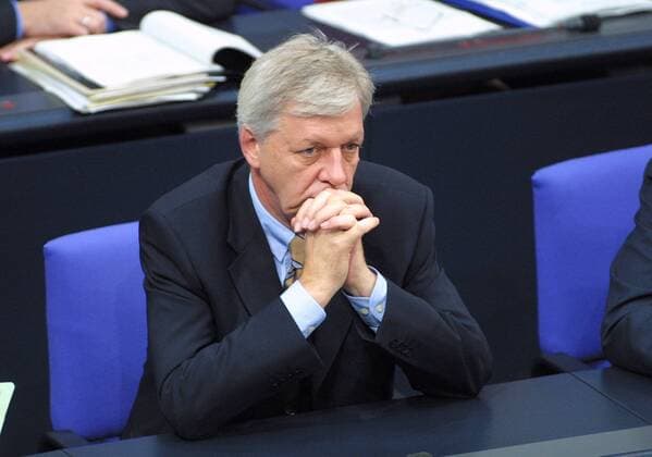 Bundeswirtschaftsminister Werner Mueller , parteilos. Bundestag. Berlin, 16.11.2001, Berlin Deutschland Copyright: xThomasxKoehlerx